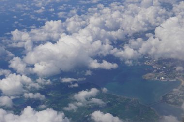 Bulutların arasından hava manzarası. Fransa üzerinde uçuş. Beyaz bulutlar