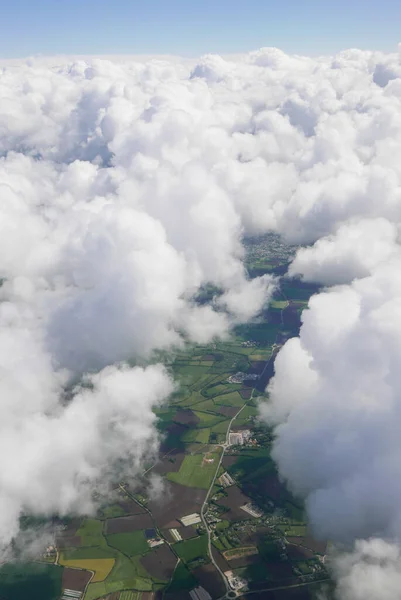 雲の中からの眺めです フランス上空へ 白い雲 — ストック写真