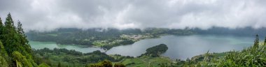Azores takımadalarında yürüyün. Azores, Sao Miguel adasının keşfi. Portekiz