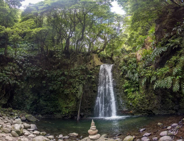 Sao Miguel, Azores, Portekiz 'deki Prego Salto Şelalesi' ni keşfedin..