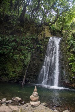 Sao Miguel, Azores, Portekiz 'deki Prego Salto Şelalesi' ni keşfedin..
