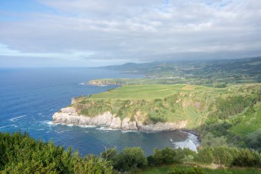 Azores takımadalarında yürüyün. Azores, Sao Miguel adasının keşfi. Portekiz
