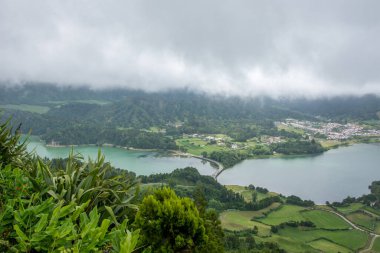 Azores takımadalarında yürüyün. Azores, Sao Miguel adasının keşfi. Portekiz