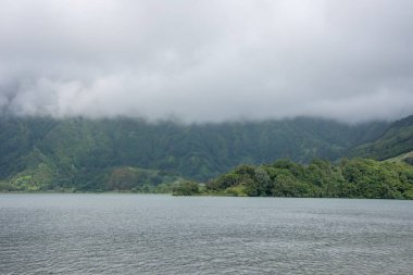 Azores takımadalarında yürüyün. Azores, Sao Miguel adasının keşfi. Portekiz
