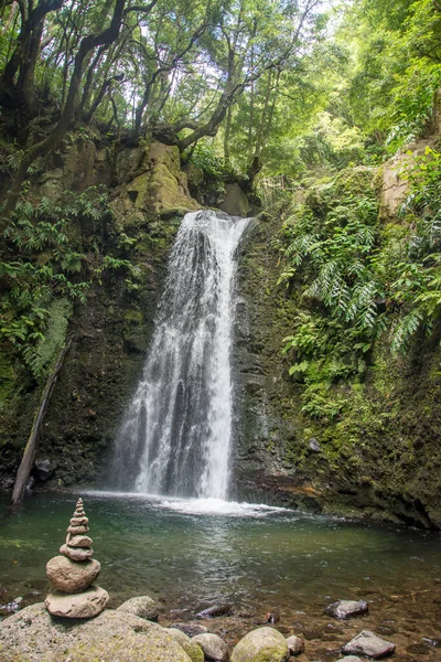 Sao Miguel, Azores, Portekiz 'deki Prego Salto Şelalesi' ni keşfedin..