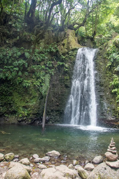 Sao Miguel, Azores, Portekiz 'deki Prego Salto Şelalesi' ni keşfedin..