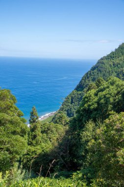 Azores takımadalarında yürüyün. Azores, Sao Miguel adasının keşfi. Portekiz