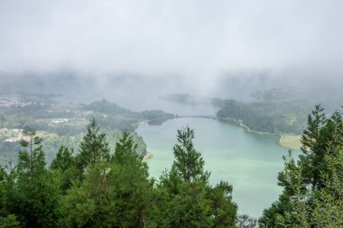 Azores takımadalarında yürüyün. Azores, Sao Miguel adasının keşfi. Portekiz