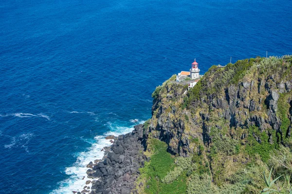 Azores takımadalarında yürüyün. Azores, Sao Miguel adasının keşfi. Portekiz