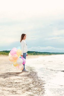 Cevap için arıyorum. Kenarında genç genç kız.