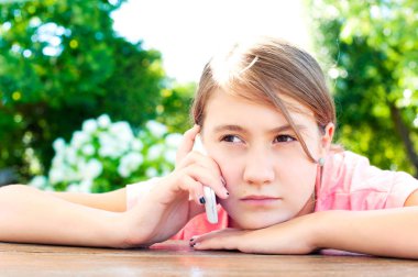 Teenage cep telefonuyla görüşme vardır.