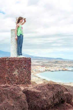 Dağ tepe üzerinden panoramik görünüm arıyorum genç genç kız