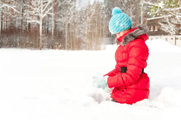 Vidám fiatal tizenéves lány ül a hófúvás élvezi téli — Stock Fotó