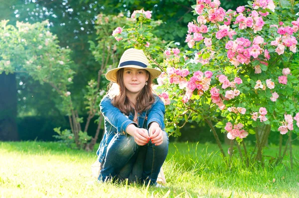 The summer is coming in the city. Pretty smiling girl. — Stock Photo, Image