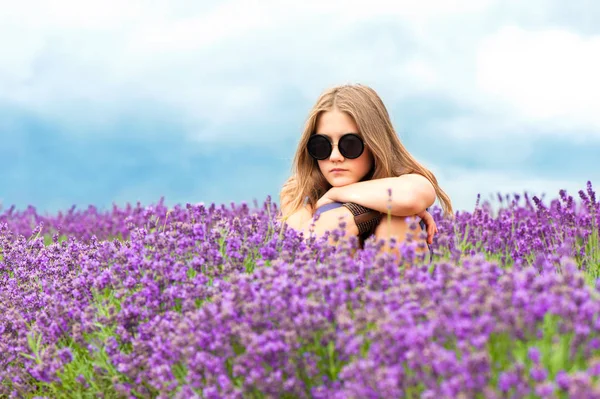 Lila Schönheit. schönes Mädchen im Lavendelfeld. — Stockfoto
