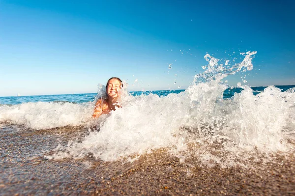 Szczęśliwa młoda dziewczyna korzystających w fale rozpryskiwania morze. Mediterranean — Zdjęcie stockowe