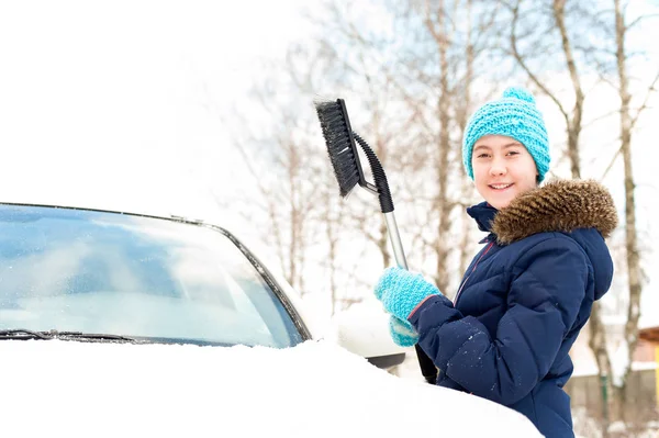 Der schneereiche Winter kam! Arbeiten im Freien zum Spaß. — Stockfoto