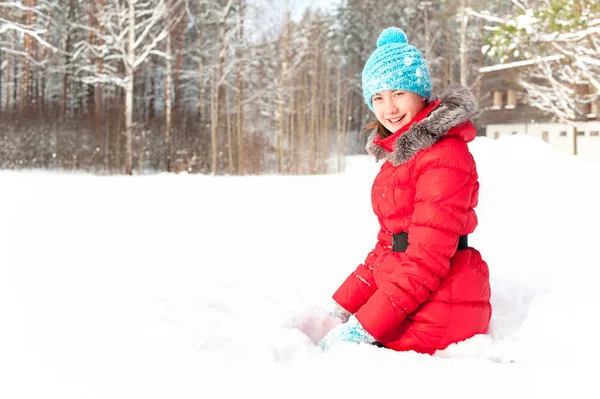 Vidám fiatal tizenéves lány ül a hófúvás élvezi téli — Stock Fotó