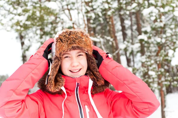 Sıcak be having fun kış ormanının içinde neşeli genç kız — Stok fotoğraf