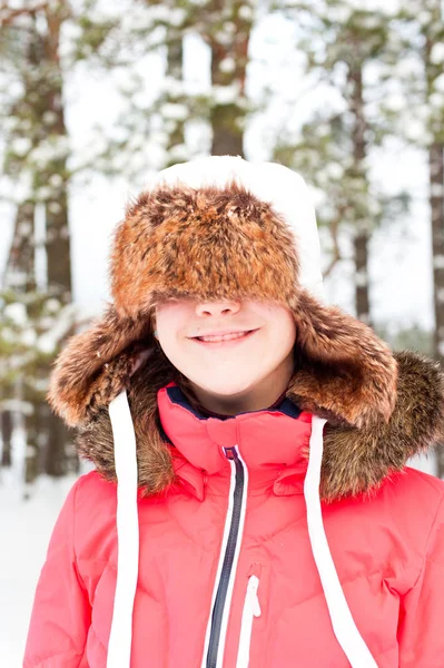 Meleg earflap a téli erdő vicces vidám nevető lány — Stock Fotó