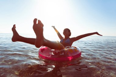 Unutulmaz yaz keyfi! Yüzme iflatable halkası üzerinde.