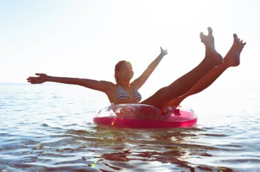 Unutulmaz yaz tatil! Yüzme iflatable halkası üzerinde.