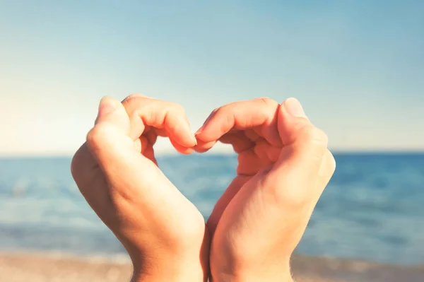 Mit Liebe vom Sommer! Herz formte die Hände der jungen Dame — Stockfoto