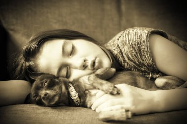 Tatlı rüya. Küçük kız küçük favori köpeğiyle uyku
