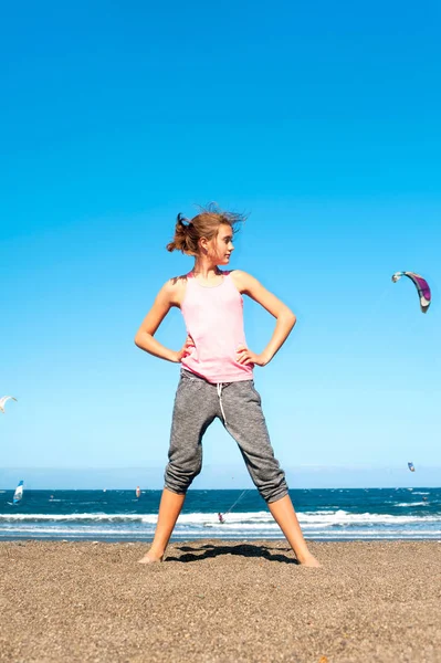 Prêt pour le plaisir d'été ! Jeune adolescente debout sur la plage — Photo