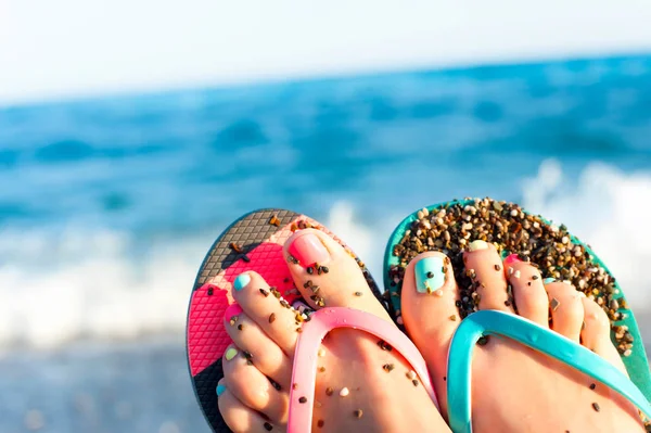 Summertime enjoyment! Lady's feet on the beach. Ocean waves back — Stock Photo, Image