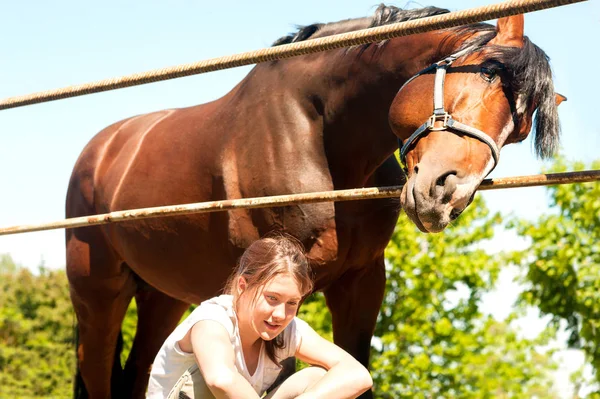 Fanden wir etwas interessantes! Teenager und Pferd zusammen. — Stockfoto