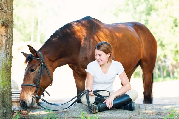 Reitschule für junge Teenager-Mädchen — Stockfoto