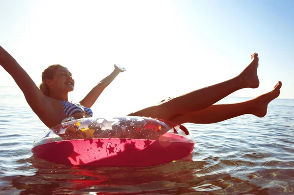 Niezapomniane lato przyjemność! Pływanie na iflatable pierścień. — Zdjęcie stockowe