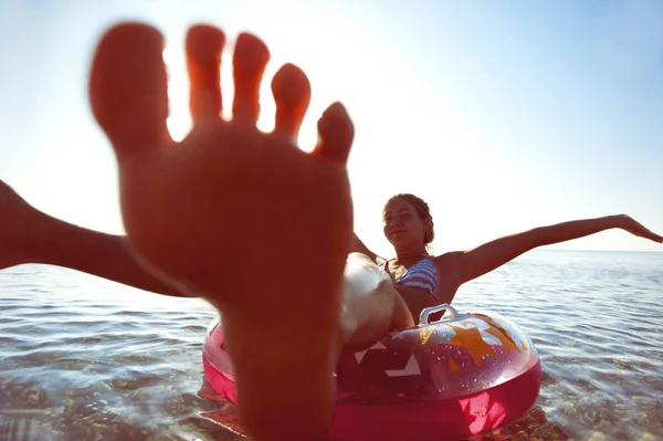 Незабываемые летние каникулы! Плавание на iflatable кольце . — стоковое фото