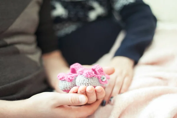 Heureux futurs parents mains tenant laine tricoté nouveau-né — Photo