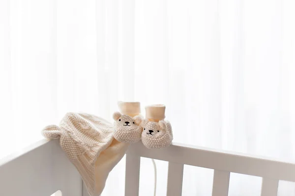 Waiting for a new life beginning. Knitted hat and booties. — Stock Photo, Image