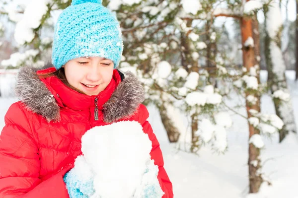 Unforgedable kış vakti! Genç neşeli genç kız öyle holding — Stok fotoğraf