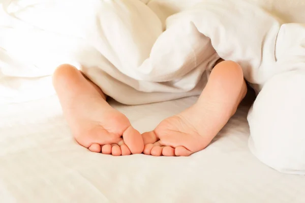 PIN-toed piękno. Śpiące dziecko ładny zabawny stopy — Zdjęcie stockowe