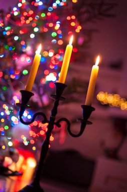 Mum alevi ışıklı yeni yıl ağacı arka plan üzerinde.