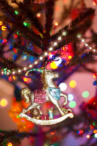 빈티지 복고 스타일된 새 해 말 장난감 전나무에 매달려 — 스톡 사진