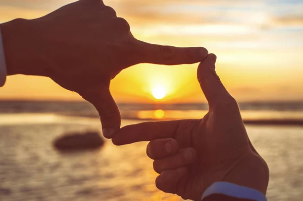 Composizione cornice dito le mani dell'uomo catturano tramonto spettacolare — Foto Stock