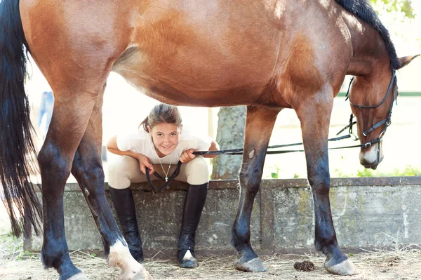 Jonge tienermeisje Paardensport zitten dicht bij haar favoriete hors — Stockfoto