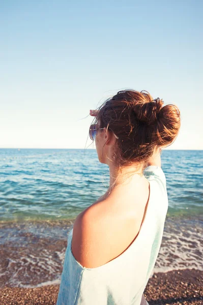 Jeune belle adolescente impatiente de Méditerranée Se — Photo