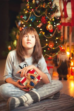 Noel mucizeler hakkında rüya. Yeni yıl yakınındaki güzel kız