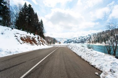 Karlı yol kış dağlarda. Georgia, Caucasus.