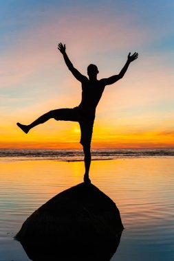 Siluet su komik adam taş üzerinde neşeli Dengeleme.