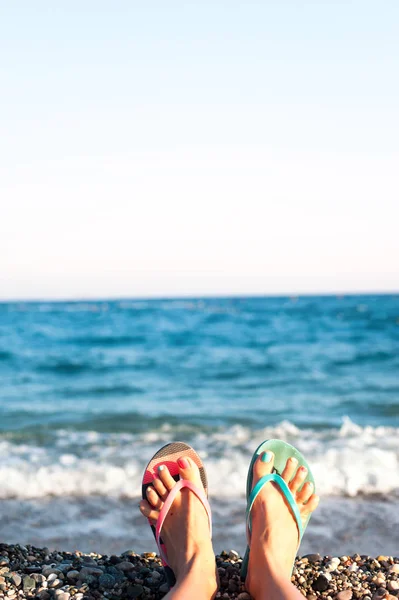 Summertime enjoyment! Feet on the beach. Blue ocean waves backgr — Stock Photo, Image
