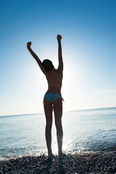 Młoda dziewczyna, rozciągające się na plaży rano spotkanie sunri — Zdjęcie stockowe
