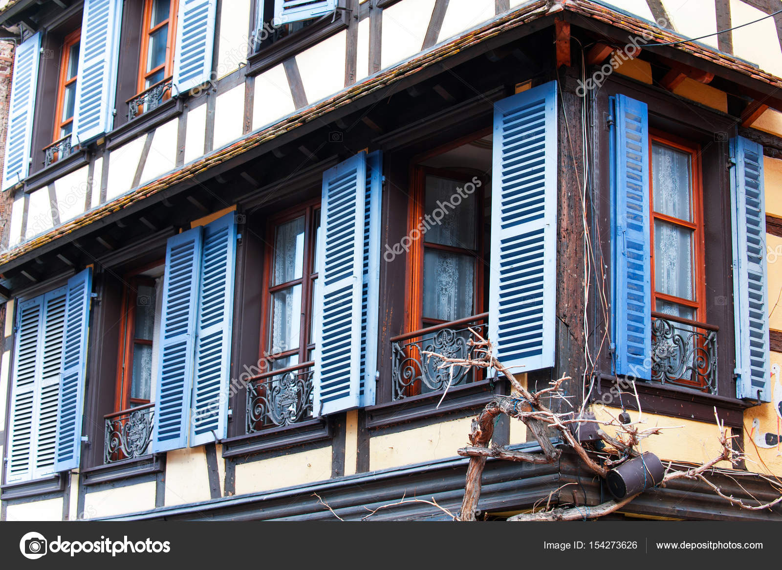 Fenster im provenzalischen Stil mit blauen Holzfenstern