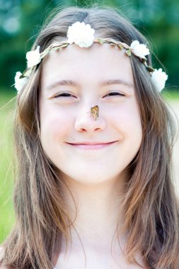 Yaz sürpriz. Kafa ve kelebek çiçek kafa bandı ile kız